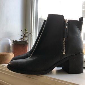 Black zip up ankle booties💋💋